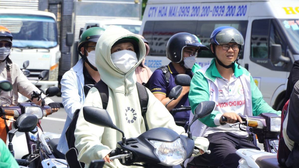 Tia UV ở mức gây hại, người dân TPHCM mặc kín mít khi ra đường