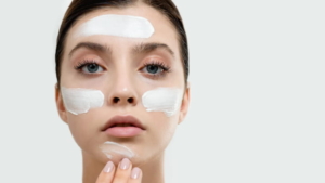 Bôi kem chống nắng trước hay sau kem dưỡng – Thứ tự đúng cho da 2026